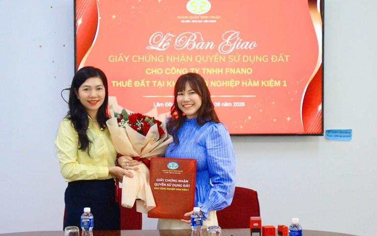 LỄ BÀN GIAO GIẤY CHỨNG NHẬN QUYỀN SỬ DỤNG ĐẤT TẠI KHU CÔNG NGHIỆP HÀM KIỆM 1