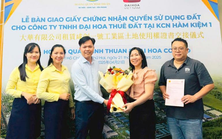 LỄ BÀN GIAO GIẤY CHỨNG NHẬN QUYỀN SỬ DỤNG ĐẤT CHO CÔNG TY TNHH ĐẠI HOA THUÊ ĐẤT TẠI KCN HÀM KIỆM 1