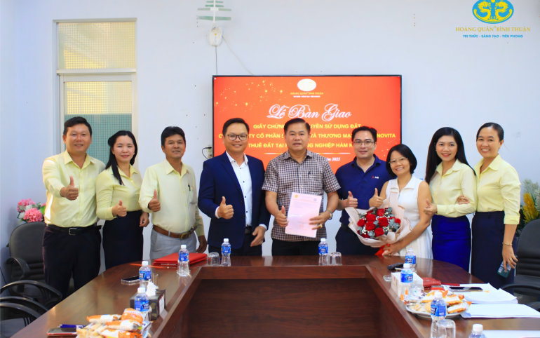 BÀN GIAO GIẤY CHỨNG NHẬN QUYỀN SỞ HỮU ĐẤT CHO CÔNG TY GỐM SỨ NOVITA TẠI KCN HÀM KIỆM 1