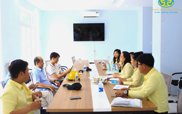 HOÀNG QUÂN BÌNH THUẬN TIẾP ĐÓN DOANH NGHIỆP TÌM HIỂU MÔ HÌNH NHÀ Ở XÃ HỘI DÀNH CHO CÔNG NHÂN TẠI KCN HÀM KIỆM 1